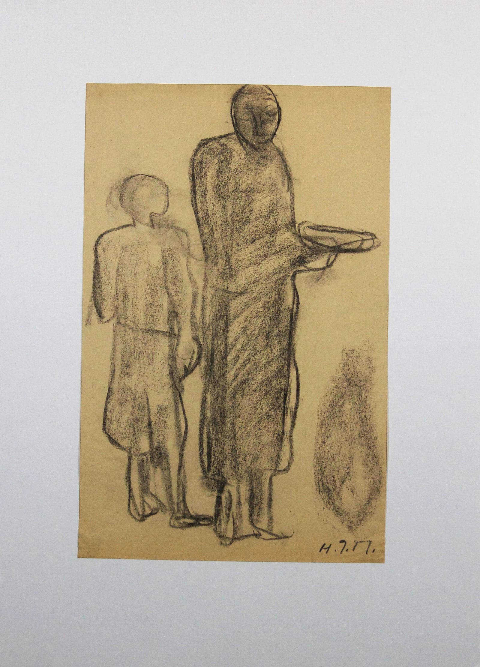 Zwei Personen eine Schale tragend – More views 1