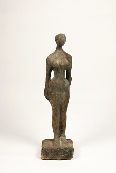 Stehende Frauenfigur