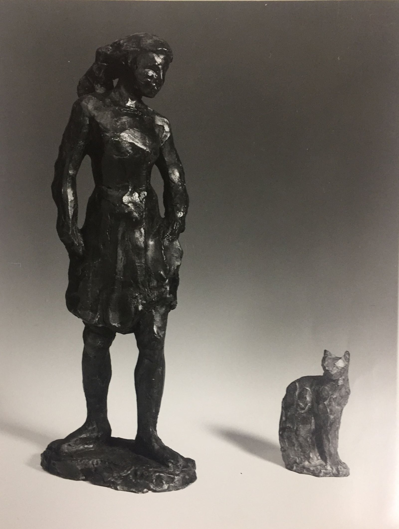 Watende Frauenfigur – More views 1