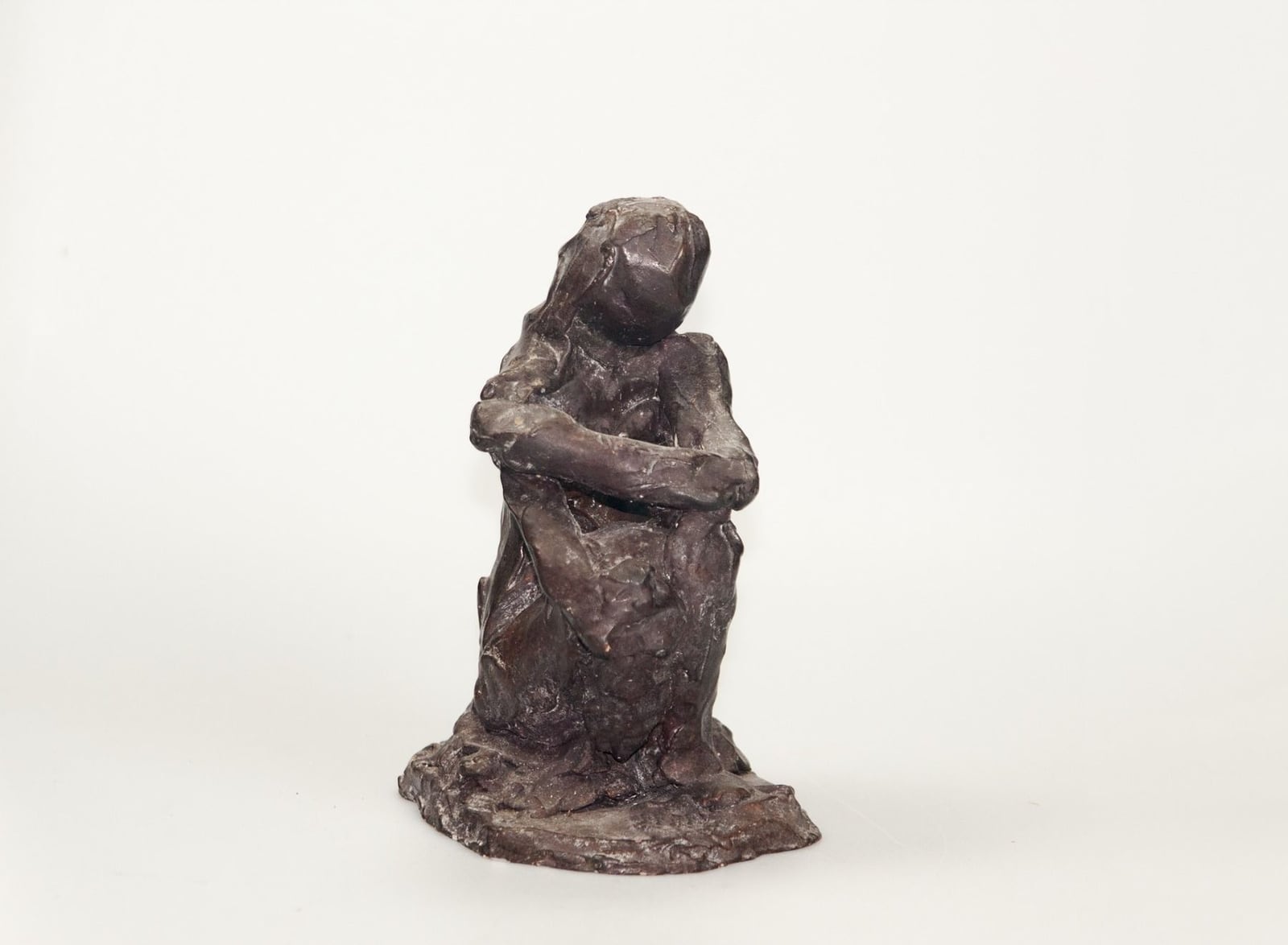Kauernde Frau – More views 1