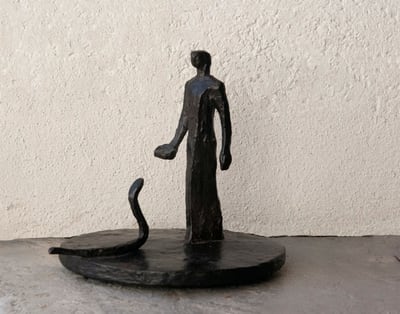 Kleine Figur mit Schale und Schlange