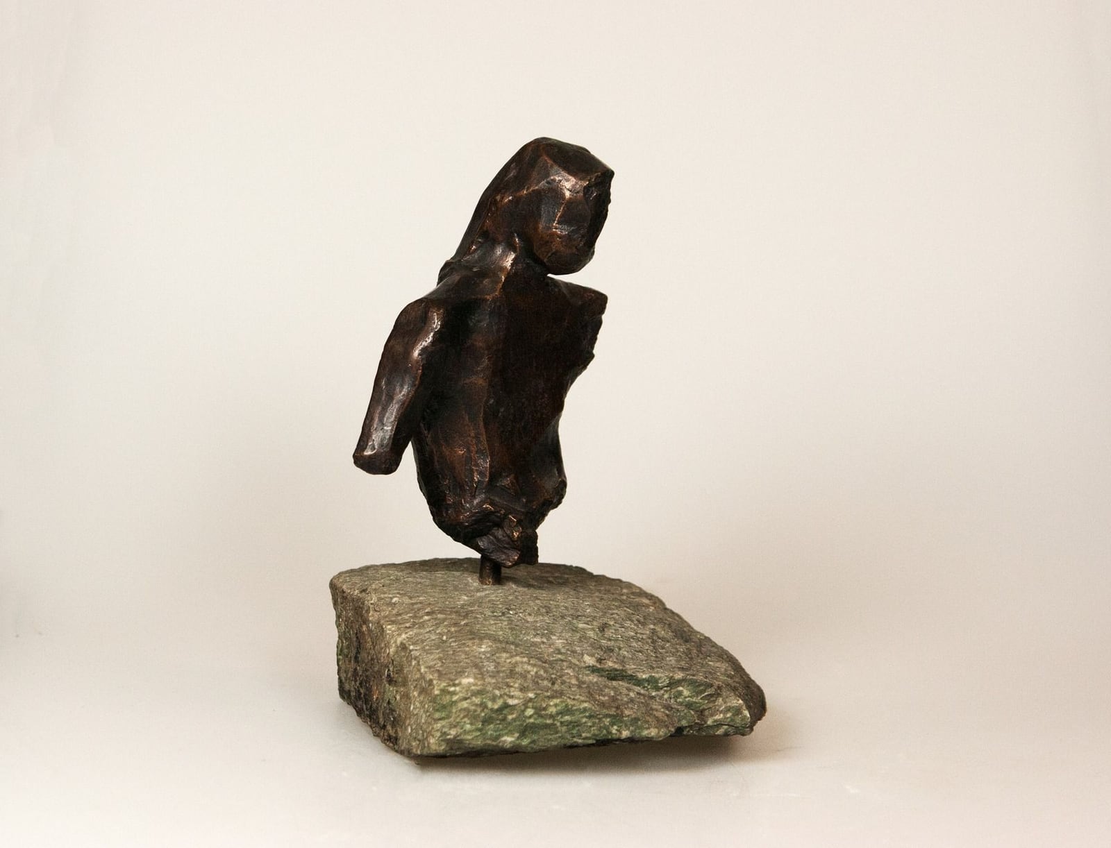 Frauentorso auf Stein – More views 2